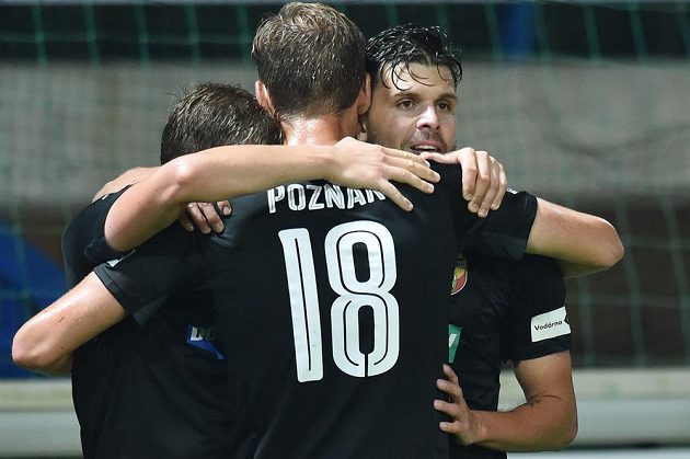 Autor druhého plzeňského gólu Michal Ďuriš (vpravo) se při utkání v Liberci raduje se spoluhráči.