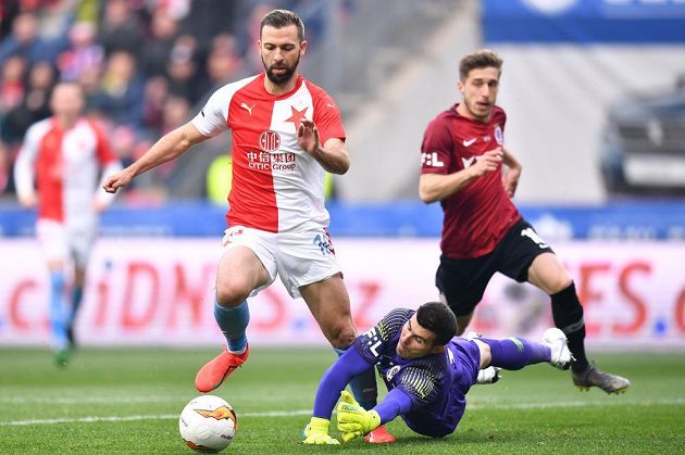 Josef Hušbauer ze Slavie a sparťanský brankář Florin Nita. Situace, po které se nejprve pískala penalta, pak ji sudí Karel Hrubeš u videa odvolal.