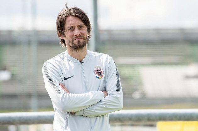 Tomáš Rosický sleduje utkání mezi Spartou a Ružomberkem hraném v rámci letní přípravy.