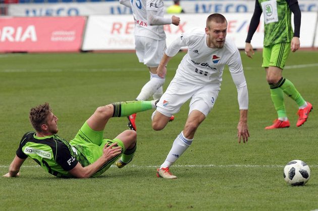 Ladislav Takács z Boleslavi se snaží za každou cenu zastavit Martina Šindeláře z Ostravy v utkání nejvyšší soutěže fotbalistů.