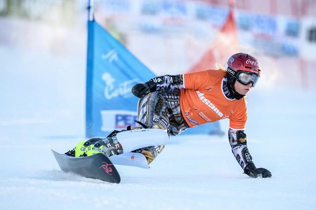 Ester Ledecká během kvalifikační jízdy v paralelním slalomu při SP v italské Cortině.