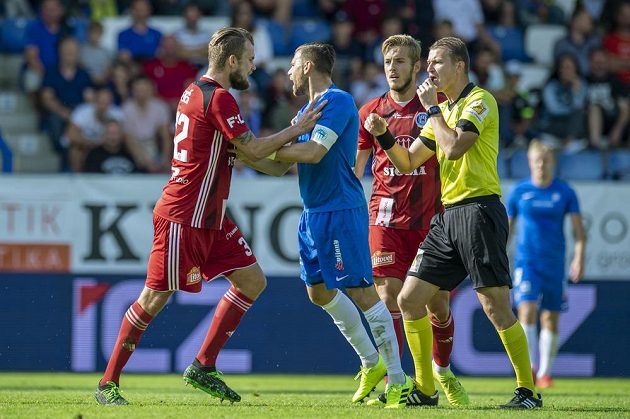 Radim Breite z Liberce a Vít Beneš z Olomouce (vlevo) a jejich spor během utkání 4. kola fotbalové ligy.