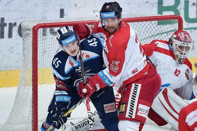 Zleva Jan Ordoš z Liberce, Martin Vyrůbalík a brankář Branislav Konrád z Olomouce.