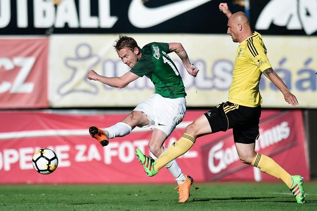 První gól Jablonce střílí Jan Chramosta (vlevo). Bránící karvinský Marek Janečka přišel pozdě.