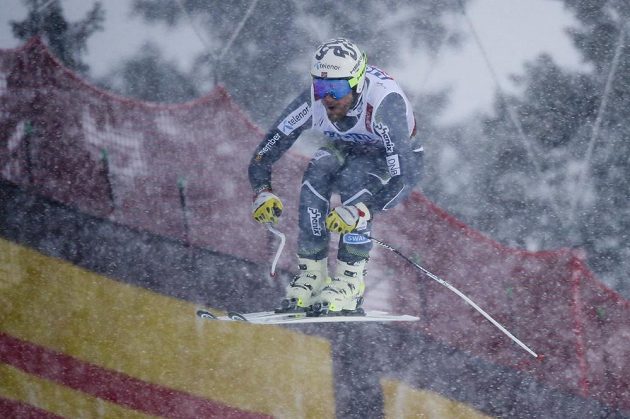 Nor Kjetil Jansrud si za mizerné viditelnosti dojel v Aare pro titul ve sjezdu.