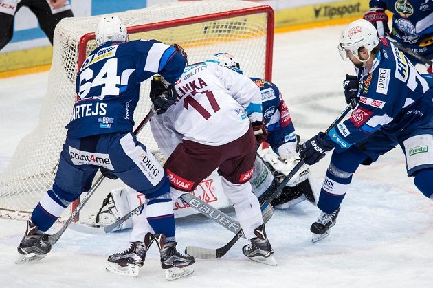 Sparťanský hokejista Jaroslav Hlinka střílí gól na 1:0 během prvního utkání čtvrtfinále Generali play off proti Kometě Brno.