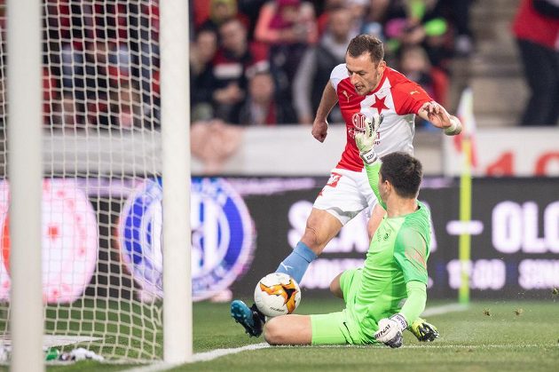 Vladimír Coufal ze Slavie Praha a liberecký brankář Filip Nguyen během utkání 26. kola Fortuna ligy.