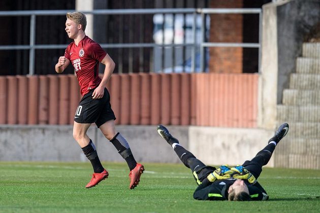 Útočník Sparty Václav Drchal oslavuje svůj třetí gól během přípravného utkání s Táborskem.