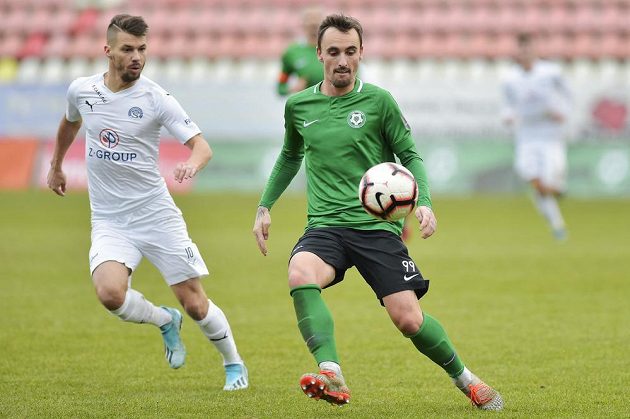 Fotbalista Slovácka Jan Navrátil (vlevo)a Martin Zeman z Příbrami (vpravo) v sobuji o míč