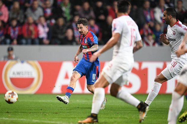 Plzeňský Milan Petržela střílí gól do sítě izraelského týmu v utkání Evropské ligy.