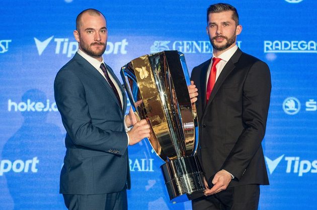 Hokejisté Komety Brno Marek Čiliak (vlevo) Leoš Čermák s trofejí pro vítěze extraligy.