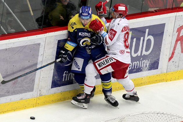 Zleva Edgars Kulda ze Zlína a Michal Kovařčík z Třince.