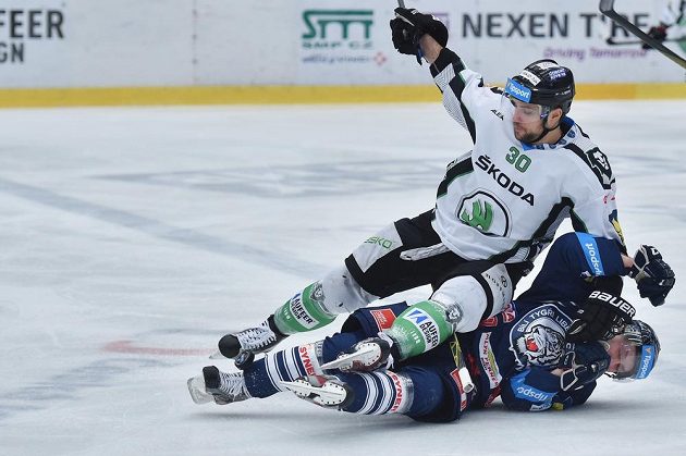 Mladoboleslavský útočník Dominik Pacovský (v bílém dresu) a liberecký forvard Jan Stránský v zápase 31. kola hokejové Tipsport extraligy.