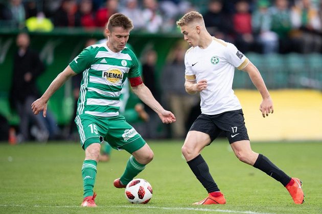 Daniel Krch z Bohemians a Jan Matoušek z Příbrami během utkání nadstavby Fortuna ligy ve skupině o záchranu.