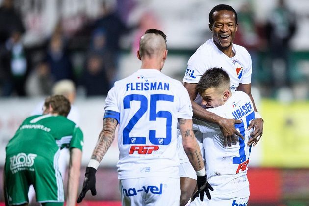 Fotbalisté Baníku Ostrava (zleva): Jiří Fleišman, Dame Diop a Milan Jirásek oslavují gól na 2:0 proti Bohemians.