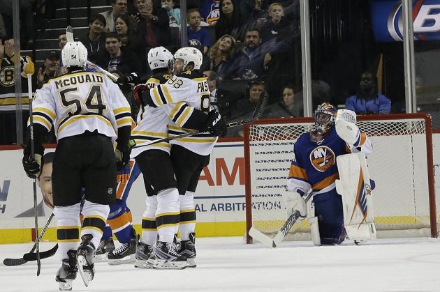Hráči Bostonu Bruins se radují z gólu Davida Pastrňáka (88) v zápase kanadskoamerické NHL proti New Yorku Islanders.