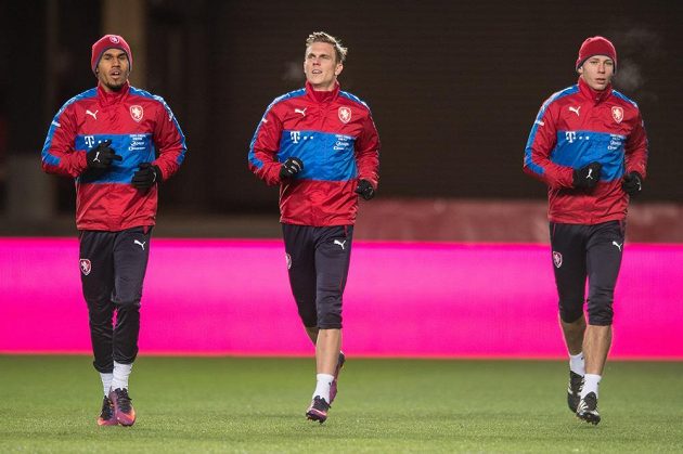 Theodor Gebre Selassie (vlevo), Bořek Dočkal (uprostřed) a Marek Suchý během tréninku národního týmu.