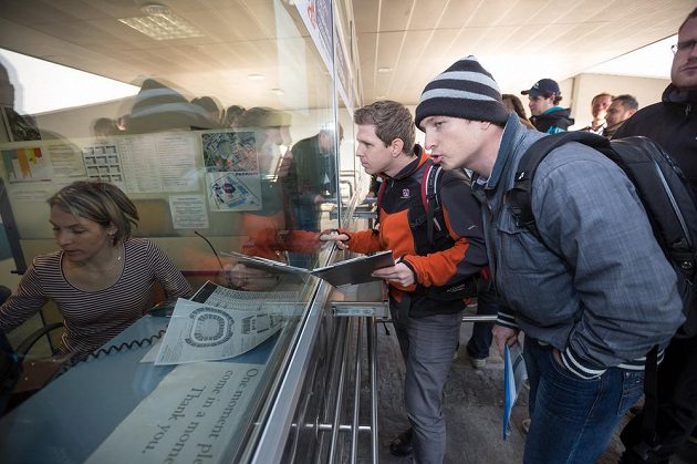 Za velkého zájmu fanoušků začal v Ostravě ráno prodej vstupenek na hokejové mistrovství světa.