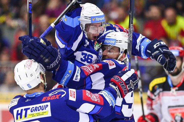 Hokejisté Komety (zleva) Jozef Kováčik, Jakub Krejčík a Martin Dočekal z Brna oslavují druhý druhý gól v pátém semifinále.