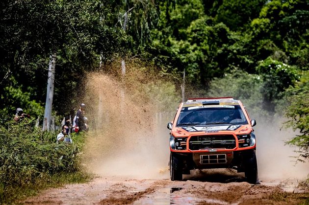 Martin Prokop s vozem Ford na trati druhé etapy Rallye Dakar.