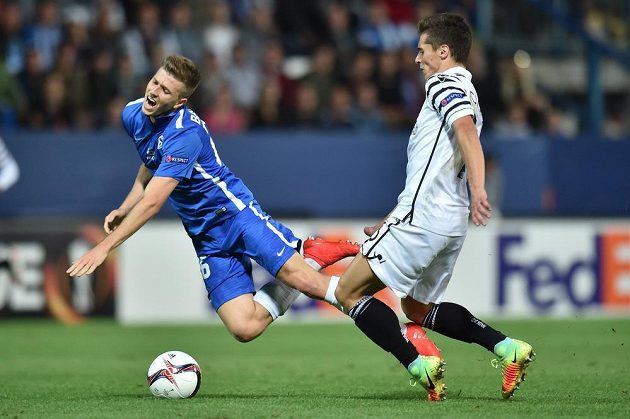 Lukáš Bartošák ze Slovanu Liberec (vlevo) padá po ataku Gojka Cimirota ze Soluně.