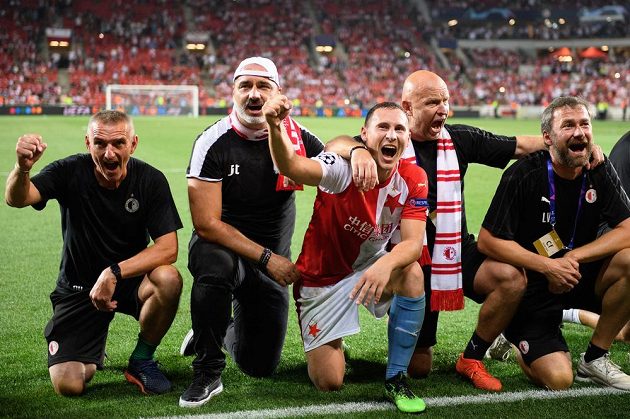 Asistent trenéra Pavel Řehák (vlevo), trenér Slavie Praha Jindřich Trpišovský, Jan Bořil a Zdeněk Houštecký během oslav