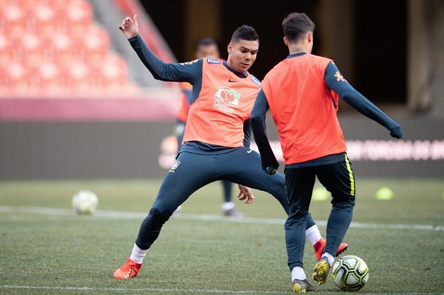 Záložník Casemiro během tréninku národního týmu Brazílie před přátelským utkáním v Praze.