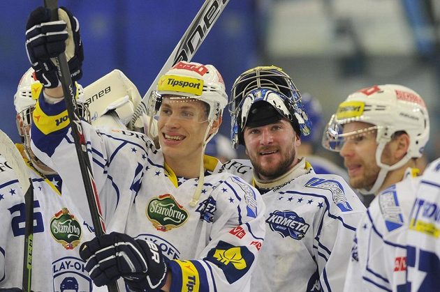 Útočník Komety Petr Mrázek (vlevo) a brankář Marek Čiliak slaví postup do semifinále play off extraligy.