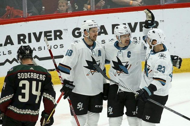 Hráči Sharks po gólu kapitána Žraloků Couturea (uprostřed) do prázdné branky, vlevo Tomáš Hertl.