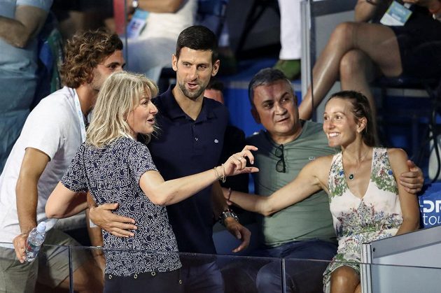 Novak Djokovič s manželkou Jelenou (vpravo), otcem Srdjanem, matkou Dijanou a bratrem Markem (vlevo) při Adria Tour v Bělehradě.