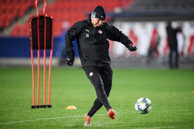 Asistent trenéra Slavie Praha Zdeněk Houštecký během tréninku před utkáním Ligy mistrů s Interem Milán.