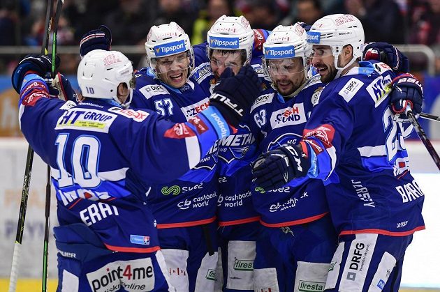 Radost v podání hokejové Komety Brno. Zleva Martin Erat, Jan Hruška, Jakub Orsava, Ondřej Němec a Ivan Baranka oslavují gól.