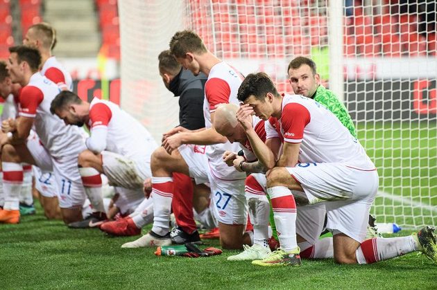 Fotbalisté Slavie Ondřej Kúdela, Miroslav Stoch, Ondřej Kolář a další po utkání se Zlínem.
