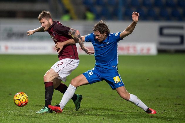 Sparťanský obránce Ondřej Mazuch (vlevo) a liberecký útočník Michael Rabušic během úvodního čtvrtfinále MOL Cupu.