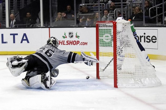 Útočník Winnipegu Jack Roslovic schovaný vpravo za brankou skóruje během třetí třetiny v utkání s Los Angeles.
