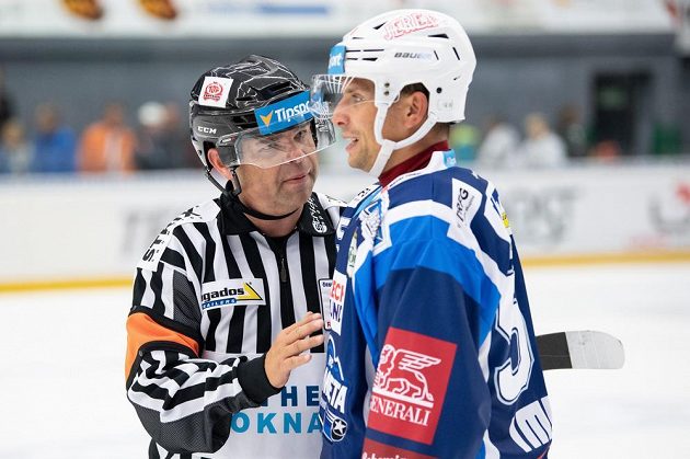 Jan Hruška, na snímku v diskuzi s rozhodčím Petrem Lacinou, mění Kometu za Vítkovice.
