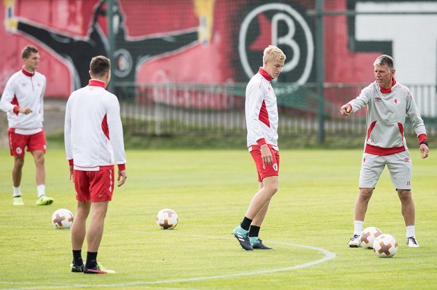 Trenér Slavie Jaroslav Šilhavý diriguje obránce Michala Frydrycha a spol. během tréninku.