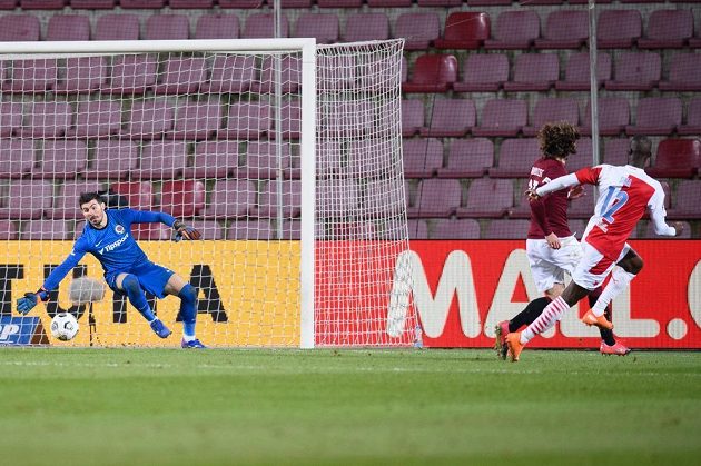 Abdallah Sima (zcela vpravo) ze Slavie střílí svůj druhý gól, brankář Sparty Florin Nita se natahuje po míči marně.