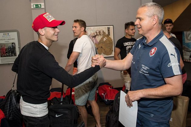 Václav Černý (vlevo) a trenér Vítězslav Lavička během srazu reprezentace do 21 let před nadcházejícím ME v Polsku.