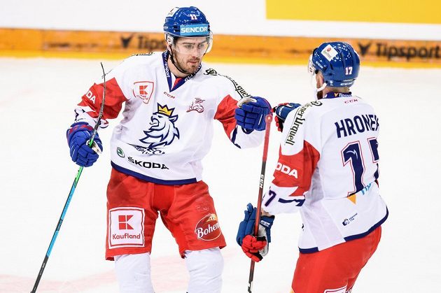 Český útočník Filip Zadina a Filip Hronek oslavují gól na 2:2 během utkání se Švédy.