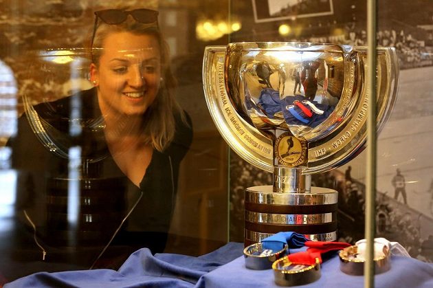 Na ostravské radnici vystavili organizátoři pohár pro hokejové mistry světa a sadu medalí.