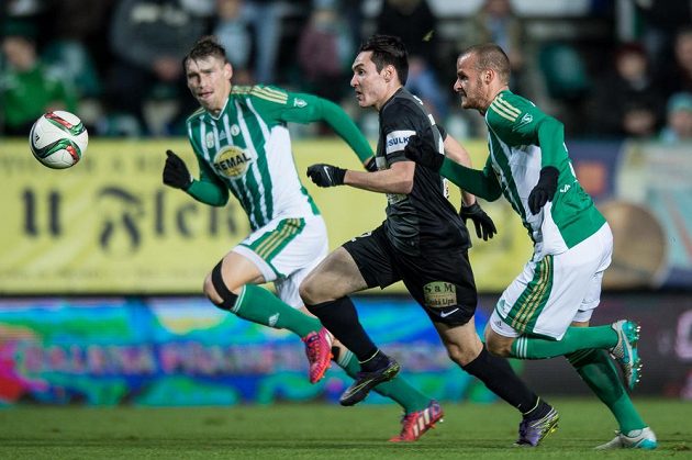 Vjačeslav Karavajev z Jablonce (uprostřed) a obránci Bohemians Lukáš Pauschek (vpravo) a Aleš Škerle.