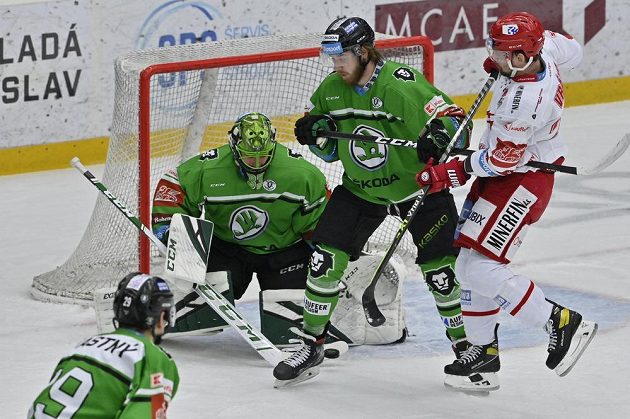 Zleva brankář Boleslavi Jan Růžička, Jakub Kotala z Boleslavi a Petr Vrána z Třince v šestém semifinále play off.