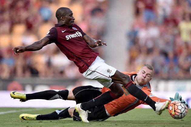 Kehinde Fatai ze Sparty Praha a brankář Zlína Stanislav Dostal během utkání 3. kola Synot ligy.