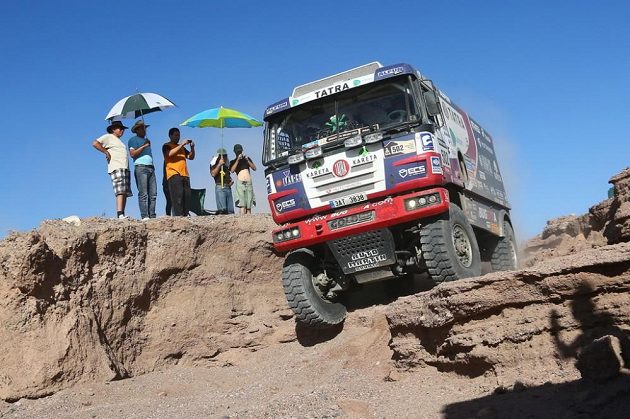 Martin Kolomý překonává se svou tatrou technickou pasáž v páté etapě Rallye Dakar.