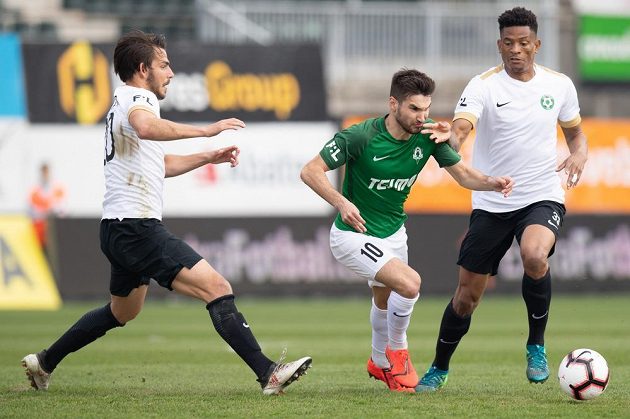 Fotbalisté Příbrami Jaroslav Tregler (vlevo) Oliver Simo a Michal Trávník z Jablonce během utkání 26. kola Fortuna ligy.