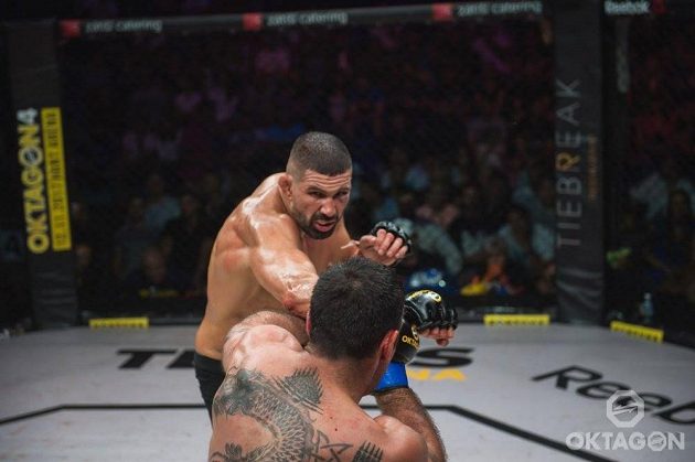 Attila Végh vs. Paul Byrne. Hlavní zápas na galavečeru Oktagon 3. Vyhrál rodák z Dunajské Stredy.