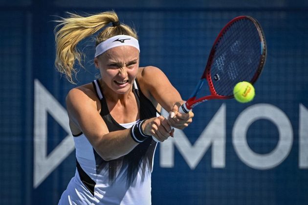 Slovenská tenistka Rebecca Šramková v utkání proti Petře Kvitové na turnaji v Praze.
