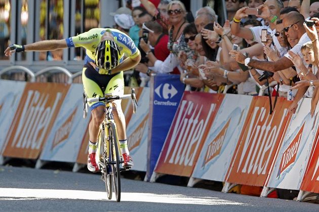 Australský cyklista Michael Rogers se raduje z vítězství v 16. etapě Tour de France.