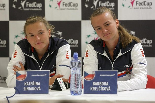Kateřina Siniaková (vlevo) a Barbora Krejčíková na tiskové konferenci českého týmu před víkendovým utkáním ČR - Rumunsko.